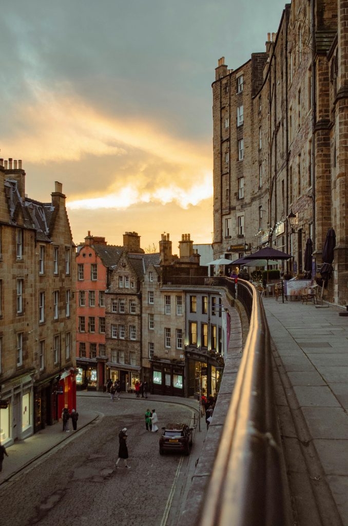 Immagine che raffigura la città di Edimburgo.