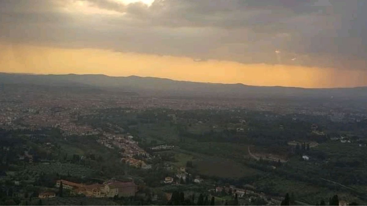 Paesaggio della via degli dei al tramonto 