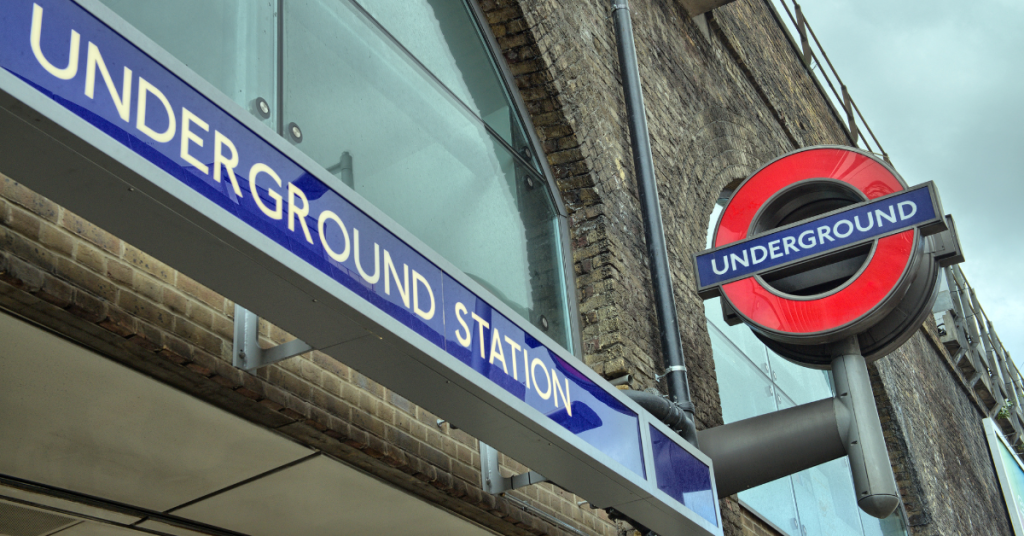 Accessibilità metro Londra: dettaglio della cartellonistica dell'ingresso di una stazione della metropolitana di Londra