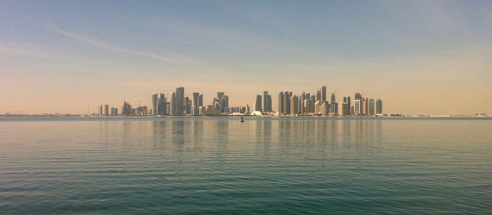 Qatar accessibile. Foto dello skyline del Qatar visto da grande distanza.