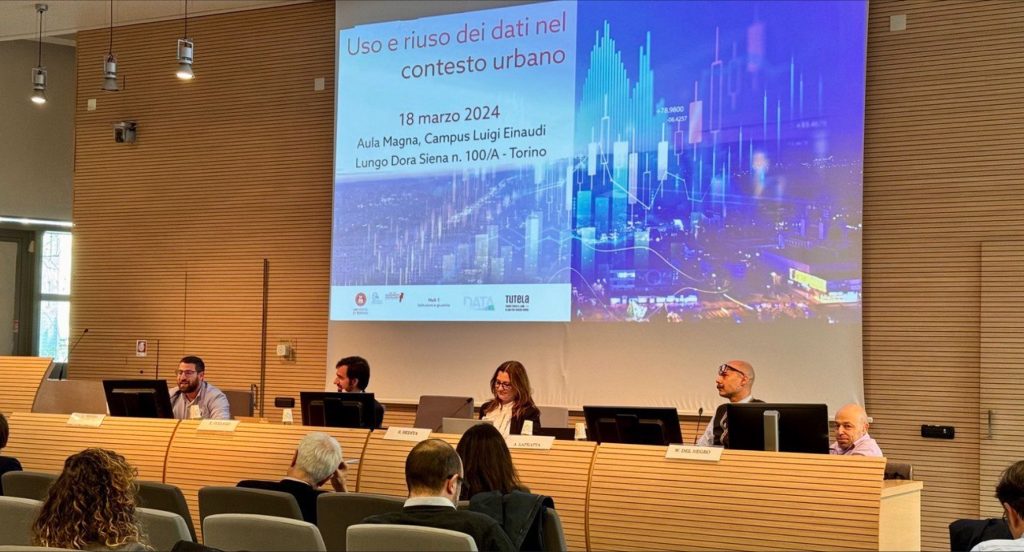 Uso e riuso dei dati nel contesto urbano: nella foto l'immagine dei relatori in un momento della conferenza. Da destra: William Del Negro (Willeasy); Alessandro Lafratta (Digitale PA); Silvia Rita Sedita (Università di Padova); Enrico Ferraris (PAGOPA), Luca Rivoira (Comune di Settimo Torinese)