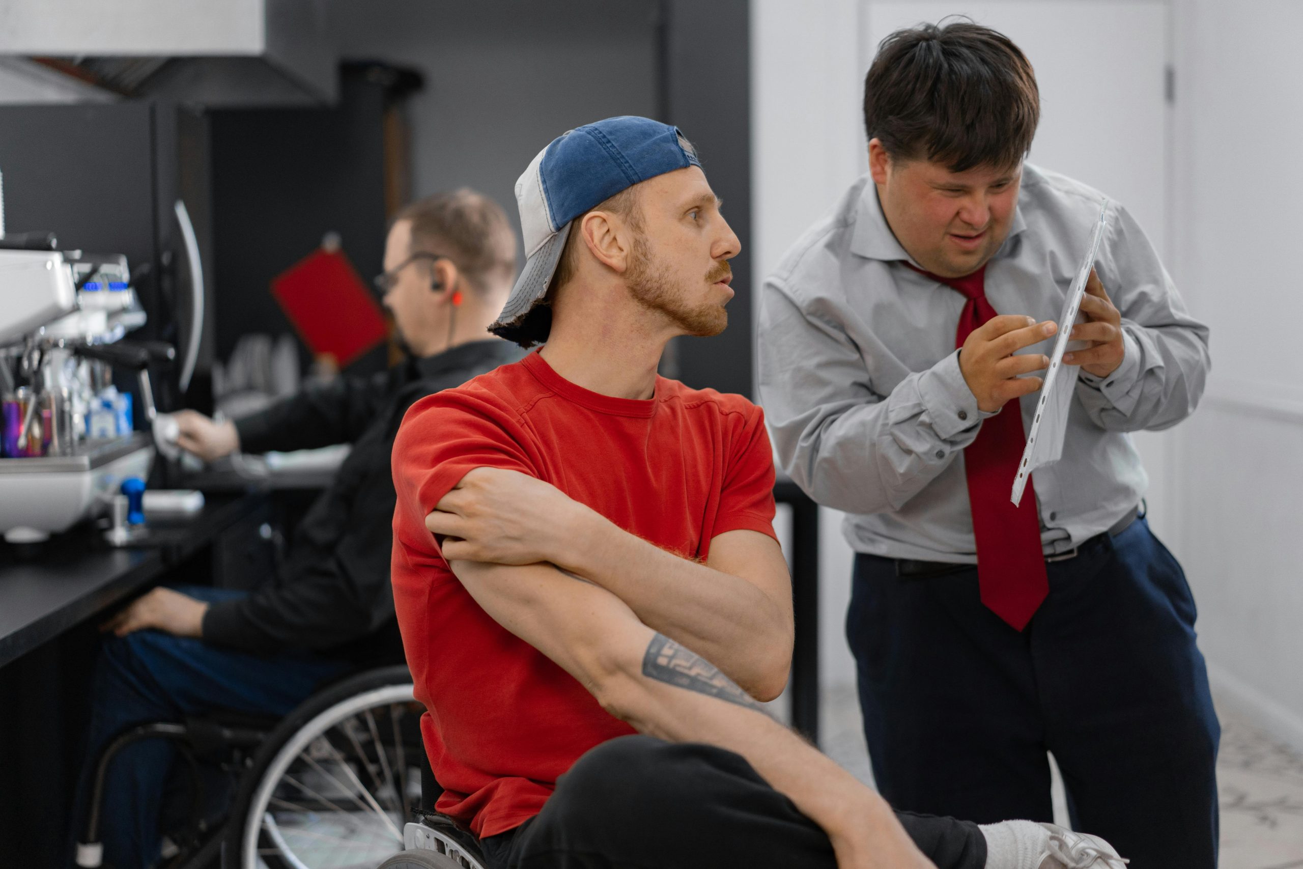 Disabilità e inclusione nell'Ue. La foto è scattata in un contesto lavorativo dove sono coinvolte due persone con disabilità.