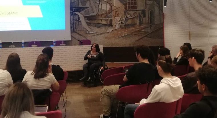 Platea di ragazzi che ascoltano la presentazione di Annalisa Noacco di Willeasy alla giornata di premiazione di "Impresa in azione"