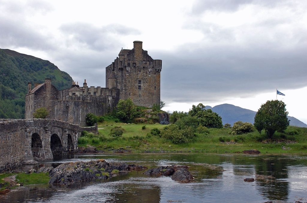 Immagine di Edimburgo e di un suo castello immerso nel verde