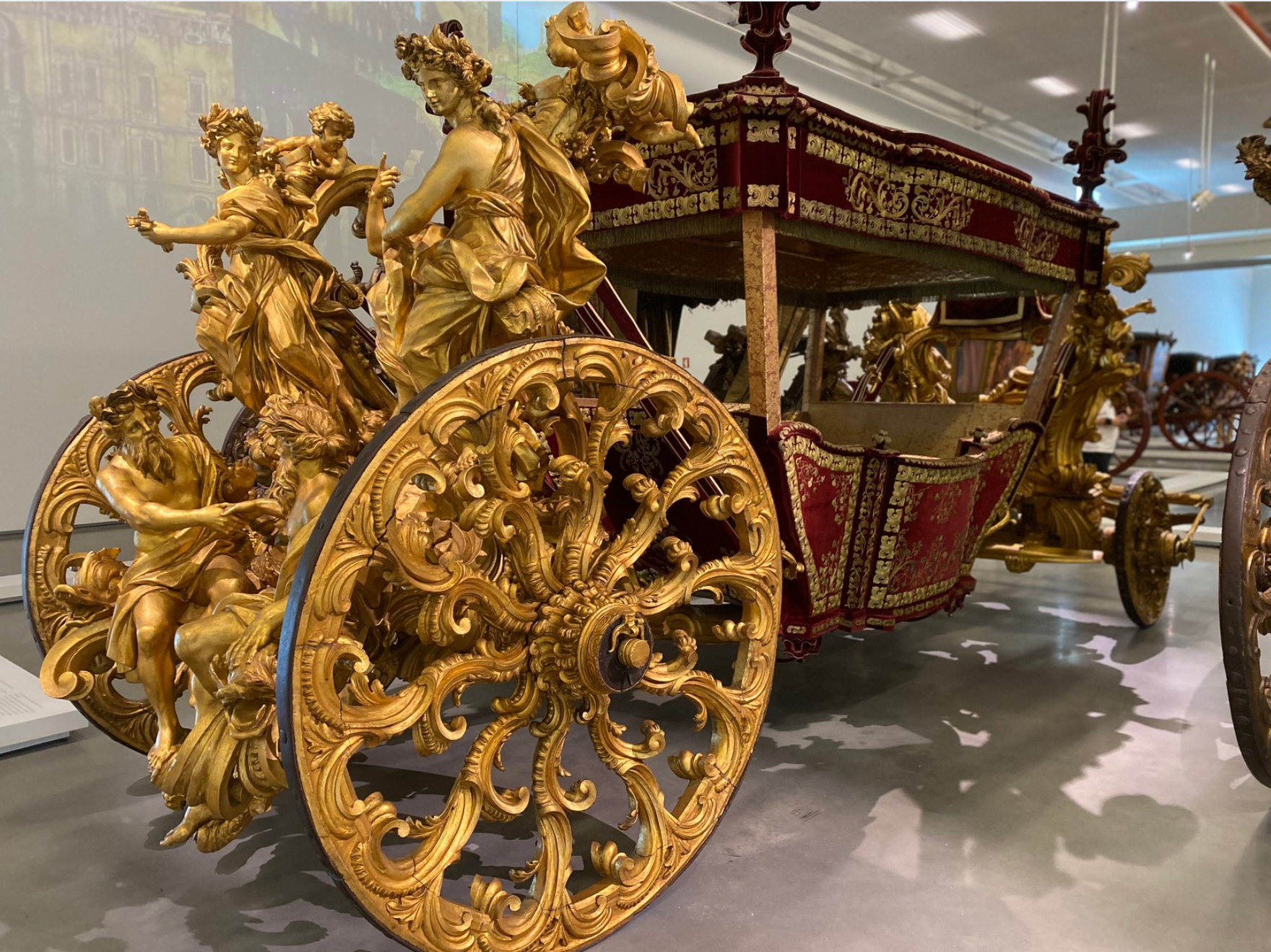 Museo Nazionale delle Carrozze Lisbona: nell'immagine una carrozza color oro.